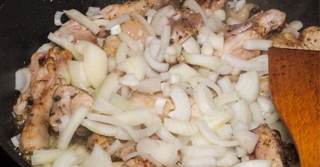Mięso wrzucasz na cebulę czy cebulę na mięso? Taka kolejność daje najsmaczniejszy efekt