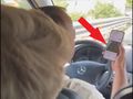Jechali taksówką w Neapolu. Kierowca nagle wyjął telefon