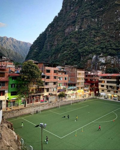 Na świecie nie ma chyba zbyt wielu piękniejszych boisk niż Machu Picchu Pueblo (Aguas Calientes) w Peru