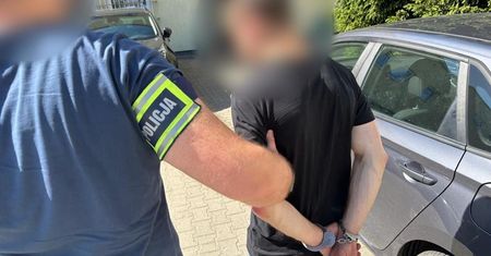Chodził po mieście i łapał za klamki w samochodach. Gdy trafił otwarty, zabierał wartościowe przedmioty