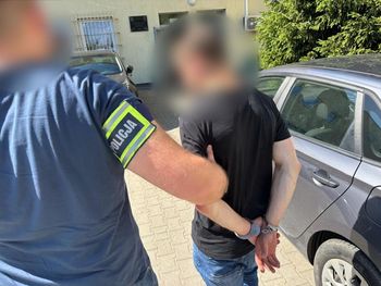 Chodził po mieście i łapał za klamki w samochodach. Gdy trafił otwarty, zabierał wartościowe przedmioty