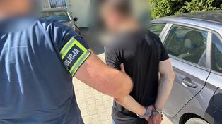 Chodził po mieście i łapał za klamki w samochodach. Gdy trafił otwarty, zabierał wartościowe przedmioty