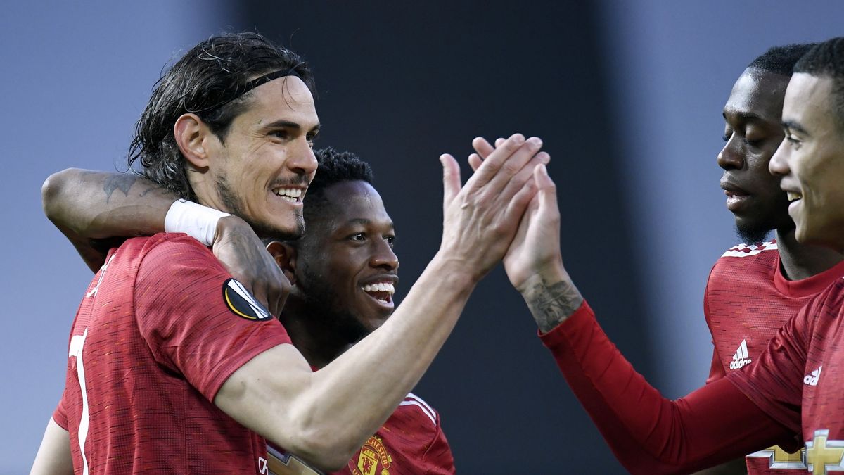 PAP/EPA / Peter Powell / Na zdjęciu: piłkarze Manchesteru United. Na pierwszym planie Edinson Cavani i Fred