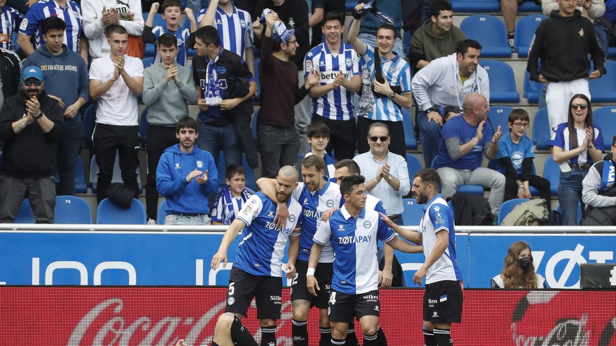Zdjęcie okładkowe artykułu: PAP/EPA / David Aguilar / Na zdjęciu: radość piłkarzy Deportivo Alaves