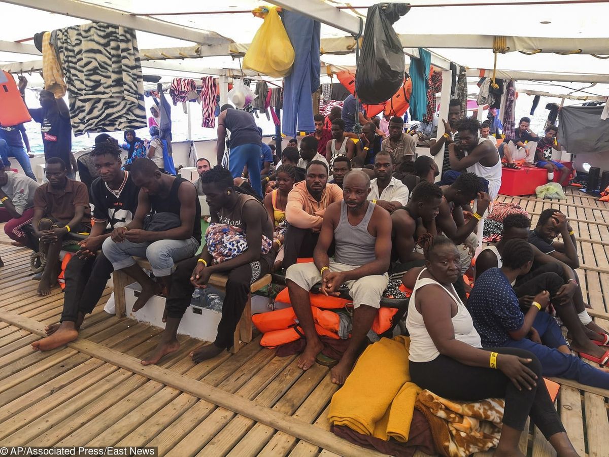 Włochy. Matteo Salvini nie chce wpuścić imigrantów do portu. Na statkach czeka ponad 500 osób