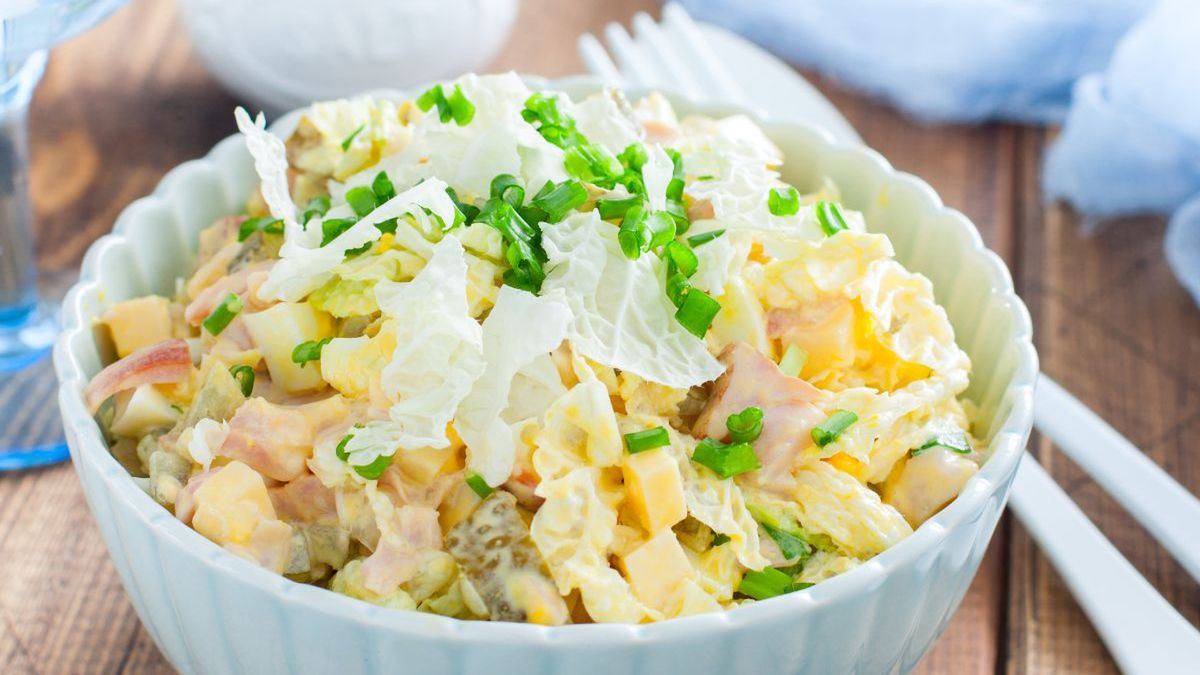 Ta sałatka z kurczakiem jest doskonała na andrzejki i sylwestra