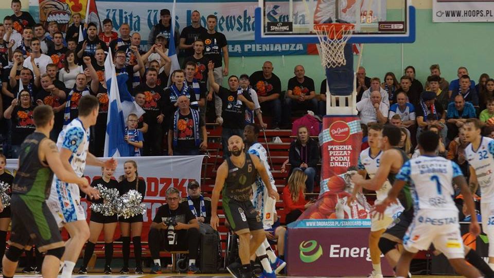 Materiały prasowe / Daniel Szczypior/ Polpharma / na zdjęciu: koszykarze Polpharmy i Miasta Szkła