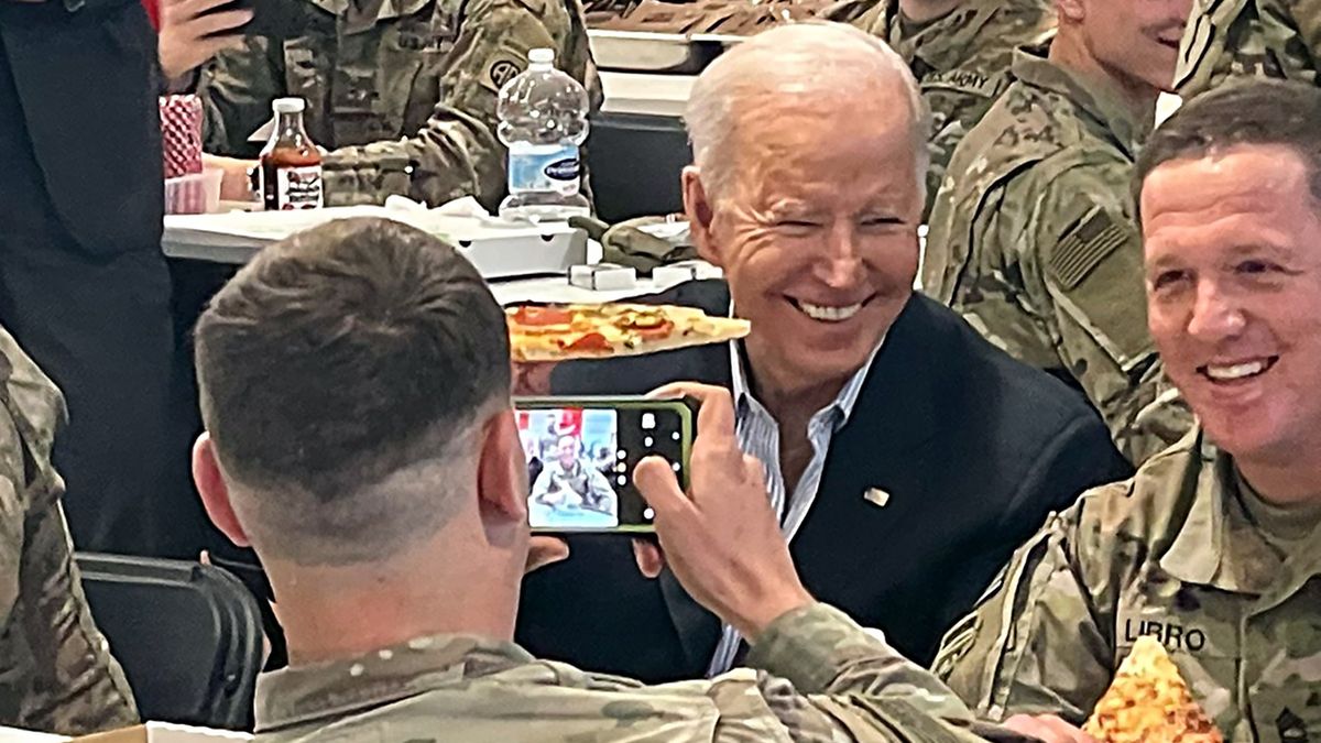 Joe Biden wraz z żołnierzami zaczął pożywiać się polską pizzą