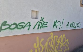 Zobaczył taki napis na bloku. Zaskakująca reakcja księdza