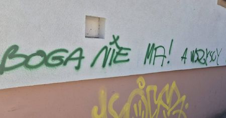 Zobaczył taki napis na bloku. Zaskakująca reakcja księdza