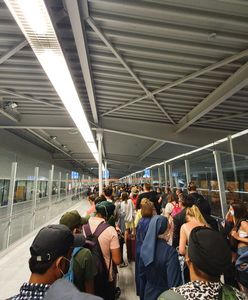 Warszawa. Setki osób uwięzionych w korytarzu na lotnisku. Kilkadziesiąt minut oczekiwania