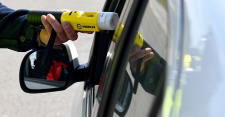 Pijany wiózł dziecko. Po auto przyjechał szwagier bez prawa jazdy