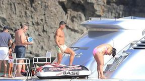 Luksusowy jacht, słońce i... mama w bikini. Zobacz zdjęcia z wakacji Ronaldo na Ibizie
