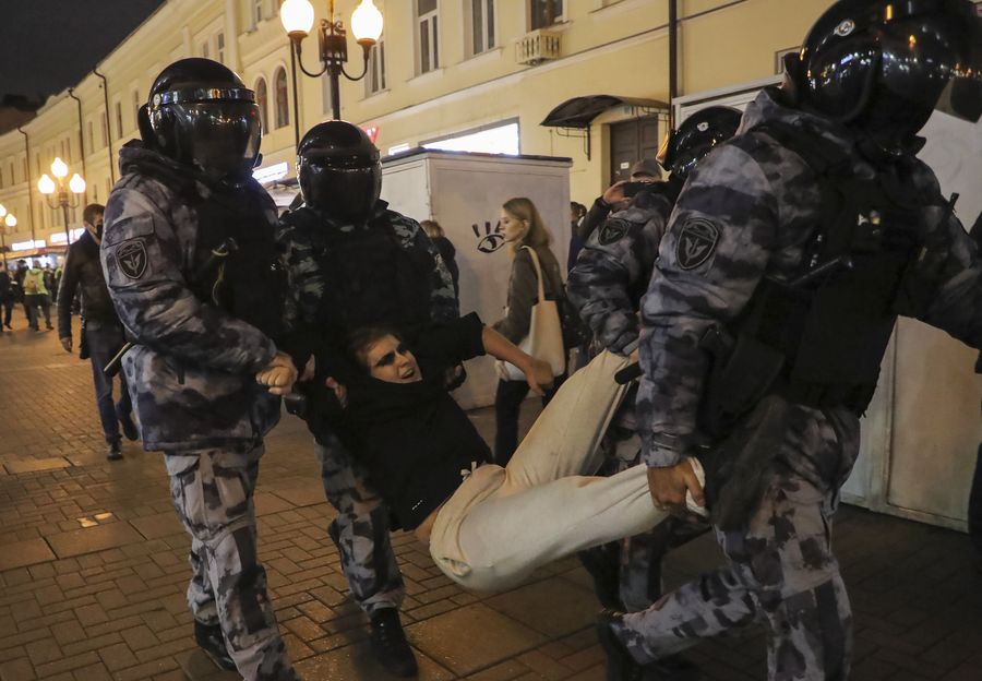 Russian policemen detain a participant of an unauthorised protest against the partial mobilisation due to the conflict in Ukraine, in central Moscow, Russia, 21 September 2022. Russian President President Putin has signed a decree on partial mobilization in the Russian Federation, with mobilization activities starting on 21 September. Russian citizens who are in the reserve will be called up for military service. On 24 February 2022 Russian troops entered the Ukrainian territory in what the Russian president declared a 'Special Military Operation', starting an armed conflict that has provoked destruction and a humanitarian crisis. EPA/MAXIM SHIPENKOV Dostawca: PAP/EPA.