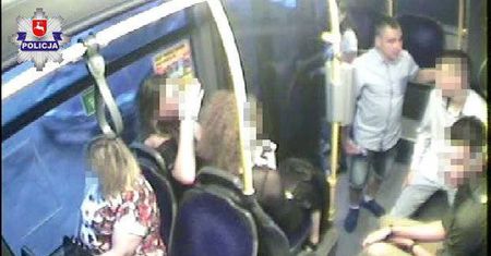 Butelką wybił szybę w autobusie miejskim. Sprawca poszukiwany [ZDJĘCIA]