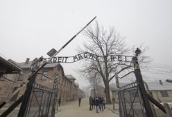 Auschwitz. Antysemickie napisy na ścianach baraków.