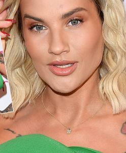 Karolina Gilon zaszalała ze strojem na konferencji "Love Island". Kusa mini nie zostawiła pola wyobraźni