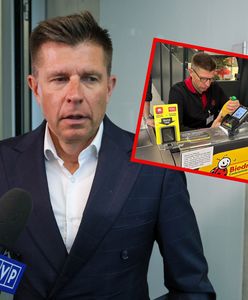 Ryszard Petru od rana w pracy. Zdjęcie ze sklepu