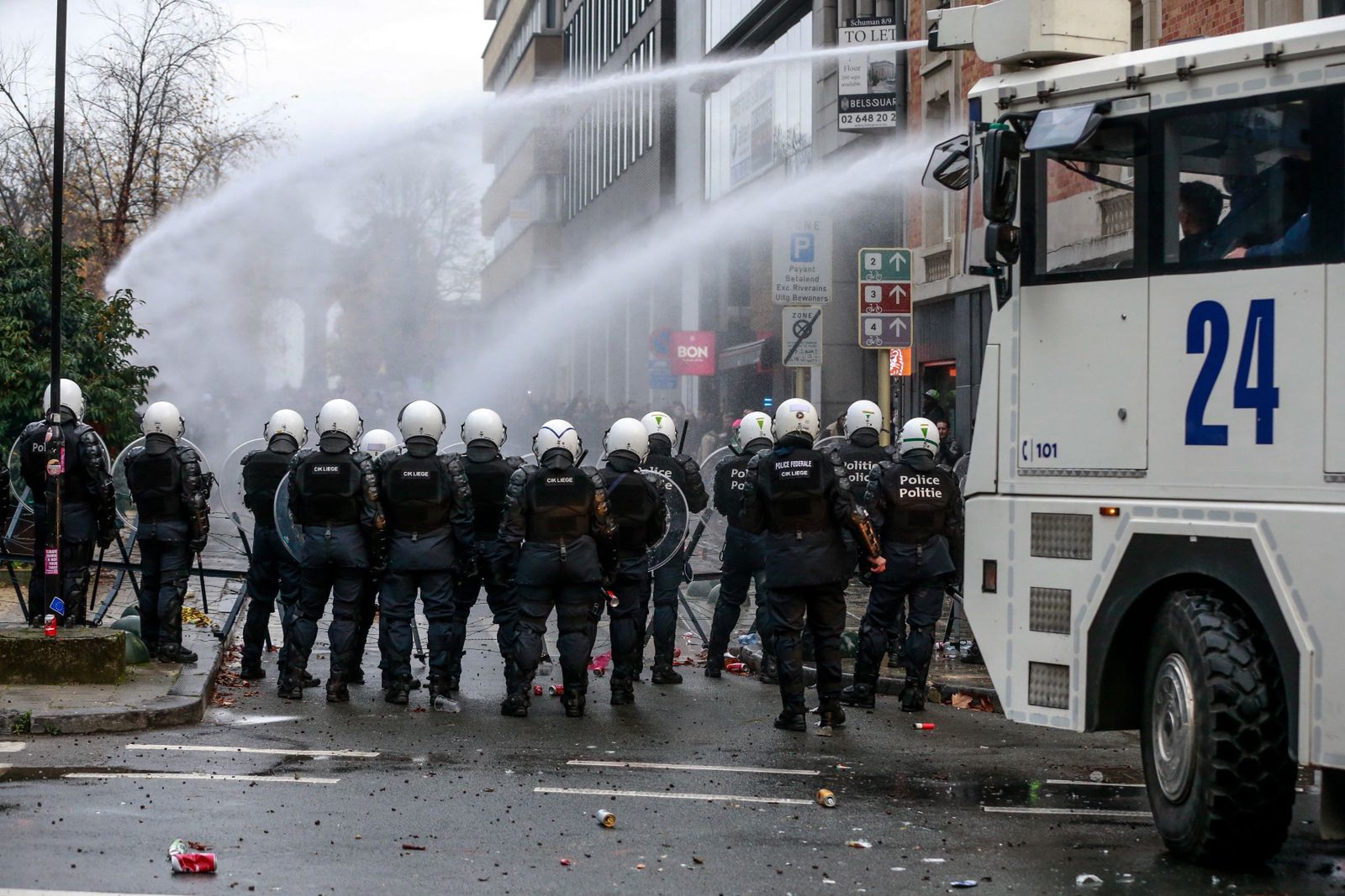 Protesty w Brukseli przeciwko obostrzeniom antycovidowym. 