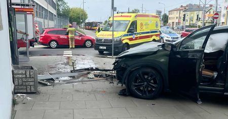 Samochód uderzył w Instytut Lotnictwa. Służby są na miejscu