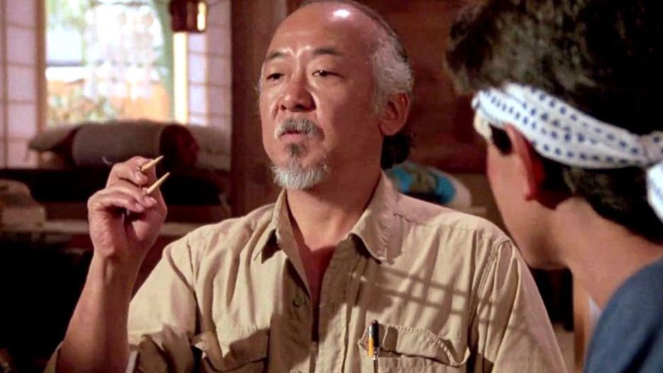 Pat Morita w swojej najsłynniejszej roli. W serialu "Cobra Kai" jego postać została uśmiercona. Aktor zmarł w 2005 r.