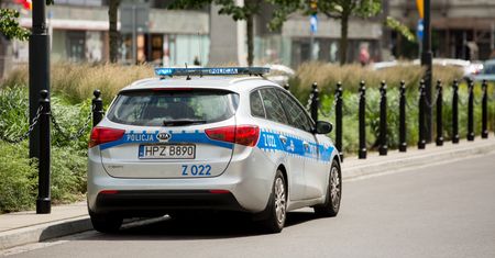 Jelenia Góra. 7-latek w samej bieliźnie chodził w nocy po ulicy. Pomogli mu policjanci