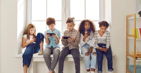 Ponad 3 godziny dziennie na telefonie – tak dzieci spędzają czas