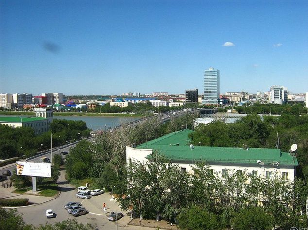 Widok na most w Atyrau nad rzeką Ural, granicą Europy i Azji (fot. Ds02006/Wikimedia Commons)