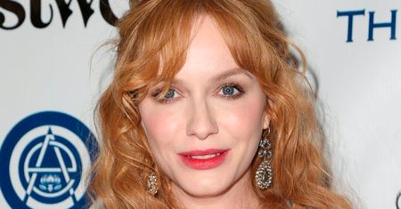 "Mad Men": Christina Hendricks epatuje biustem w obcisłej sukience