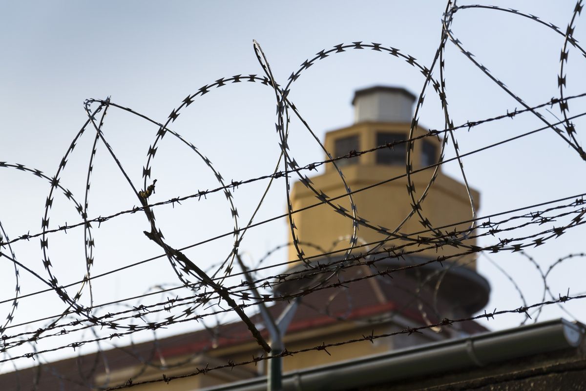 Francja: Strażnicy więzienni zablokowali wejścia do zakładów karnych. To protest po ataku zradykalizowanego więźnia