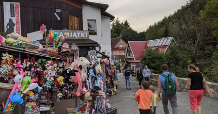 Karpacz. Pluszowy jednorożec za 105 zł i otwieracze-flaszki. "Gdzie się podziały prawdziwe pamiątki?" [FELIETON]