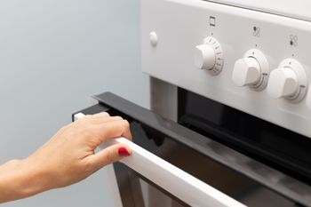 Zostawiasz otwarte drzwi piekarnika? Lepiej szybko przestań