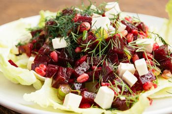 Zimą zadbaj o zdrowy posiłek w pracy. Ta sałatka to najlepsze remedium na spadek energii