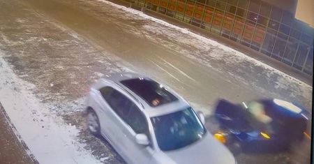 Drift na parkingu w Chodzieży zakończył się kolizją z samochodem pełnym pasażerów