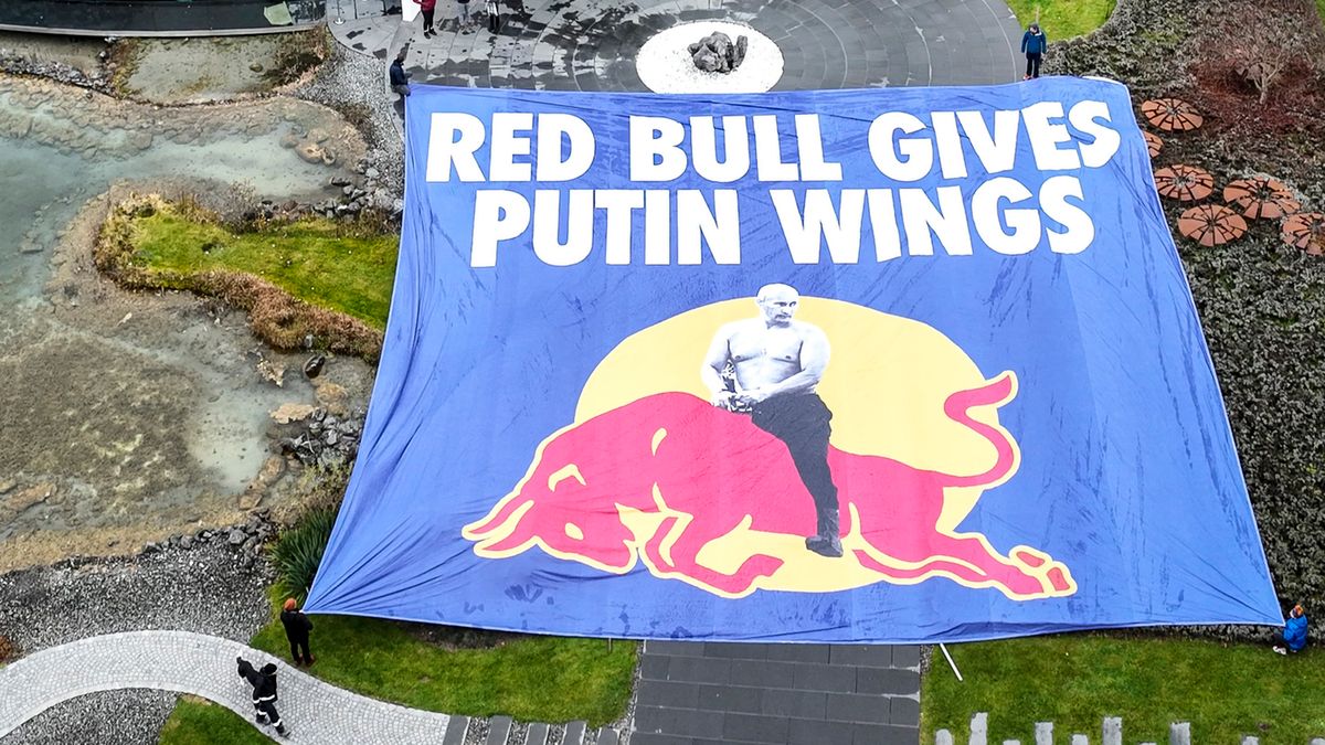 Materiały prasowe / Ukraine Solidarity Project / Na zdjęciu: transparent wywieszony przez aktywistów przed siedzibą Red Bulla