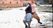 Cios w podbrzusze. Scena zbiorowego gwałtu szokuje widzów do dziś