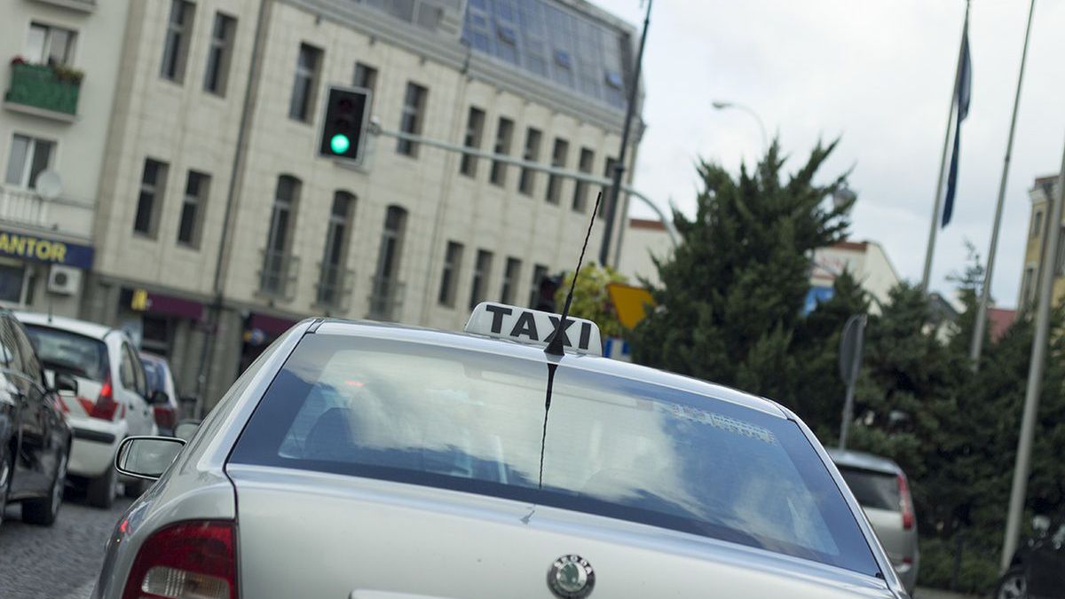 Materiały prasowe / Na zdjęciu: taksówka / Piłkarz Odry Opole usłyszał zarzuty