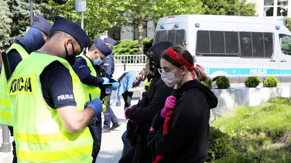 Koronawirus. Policja w ciągu doby wystawiła ponad 3,5 tysiąca mandatów za brak maseczki