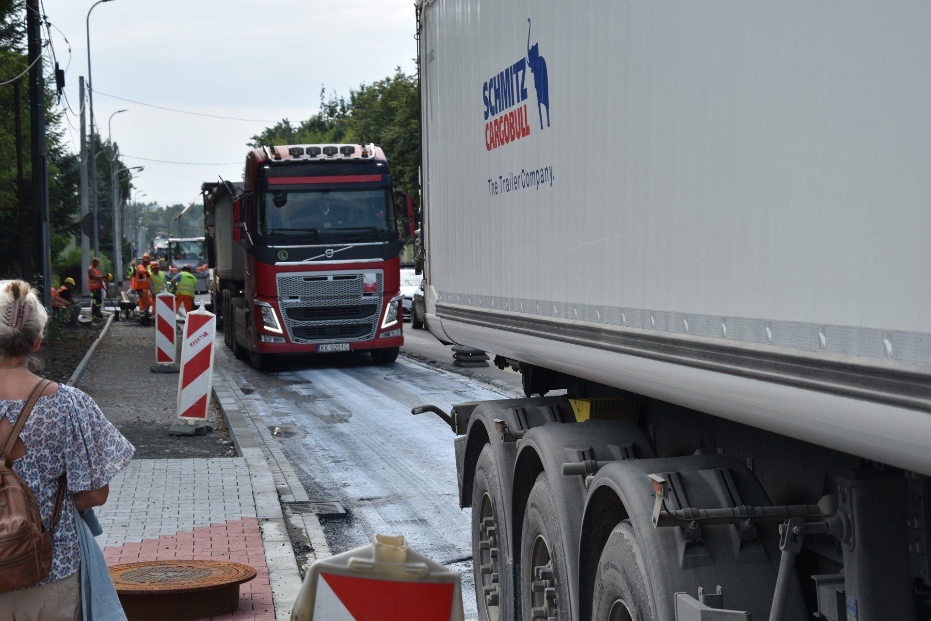 Remont ulicy Tuchowskiej w Tarnowie powoli zbliża się do finału. Kładziony jest asfalt na jednej z nitek przebudowanej drogi, m.in. w rejonie wjazdu w ulicę Ostrogskich