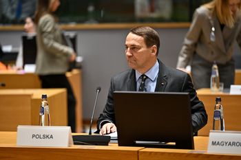 100 mln z MSZ dla Ukrainy. Sikorski potwierdza