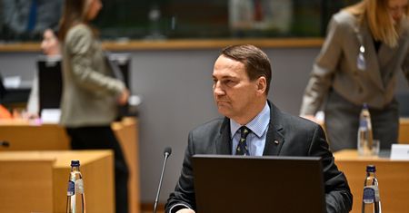100 mln z MSZ dla Ukrainy. Sikorski potwierdza