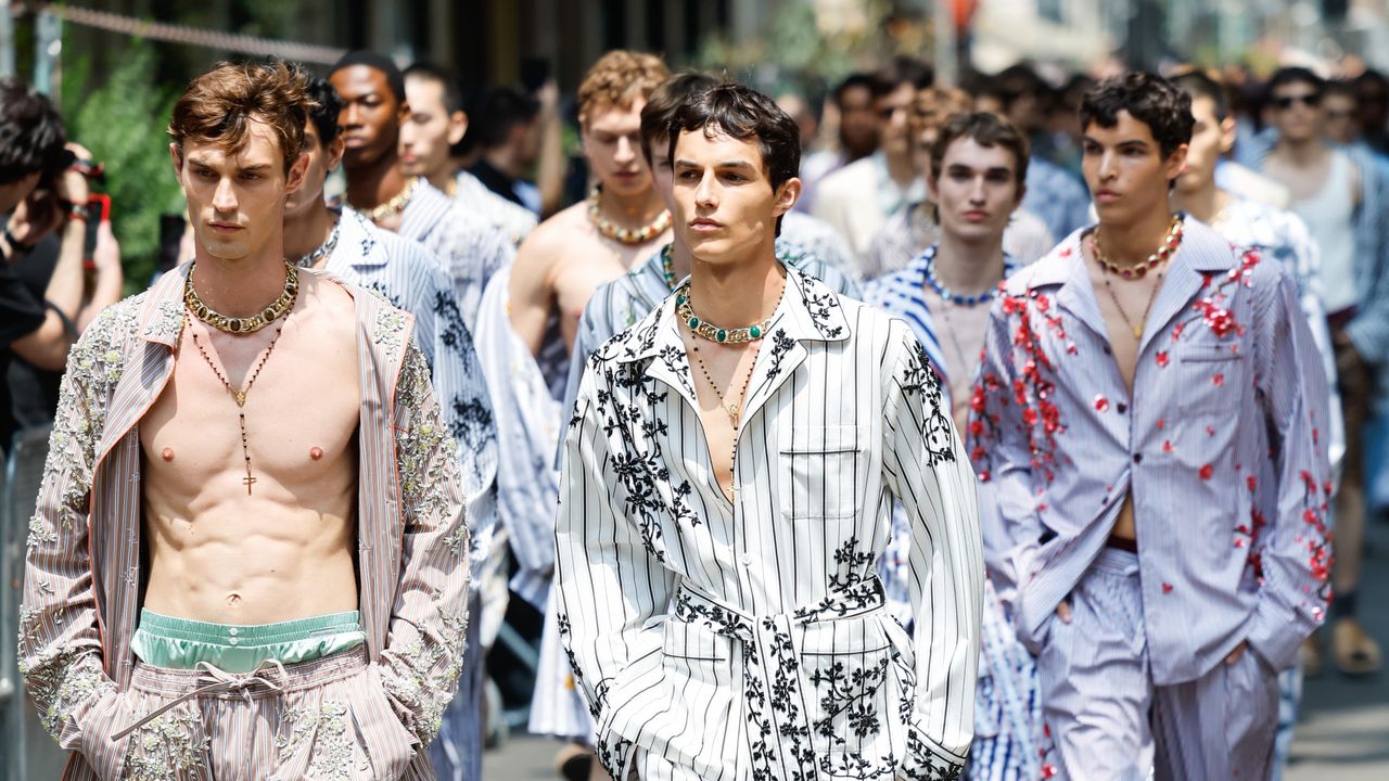 Kwiaty dawno przestały być obciachem. Oto jak powinni nosić je faceci w 2026 roku