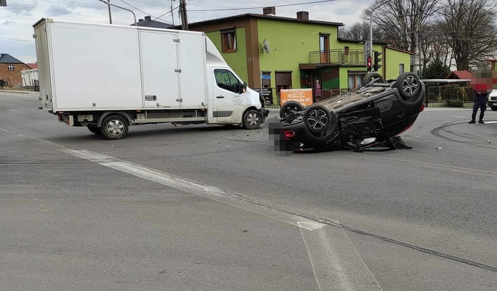 Śląskie. Kierująca citroenem w Lyskach 38-letnia mieszkanka Rybnika dachowała po zderzeniu z ciężarówką.