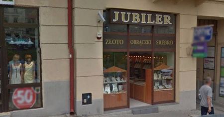 Lublin. Złodziej udawał klienta, po czym zabrał palety z biżuterią