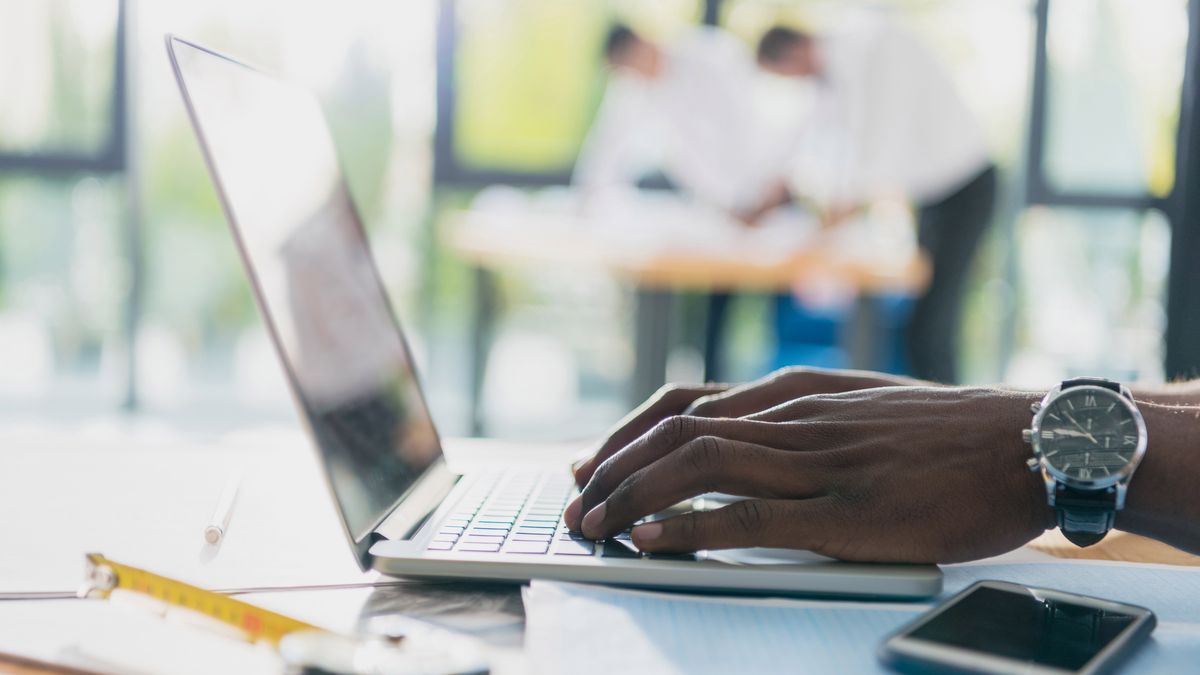 Praca na laptopie z depositphotos