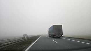 Lubuskie: Województwo całe we mgle. Uważacie! Widoczność czasami spada do 200 metrów