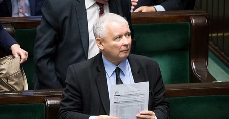 Sondaż: 800 plus nie pomogło PiS. Opozycja bez większości w Sejmie