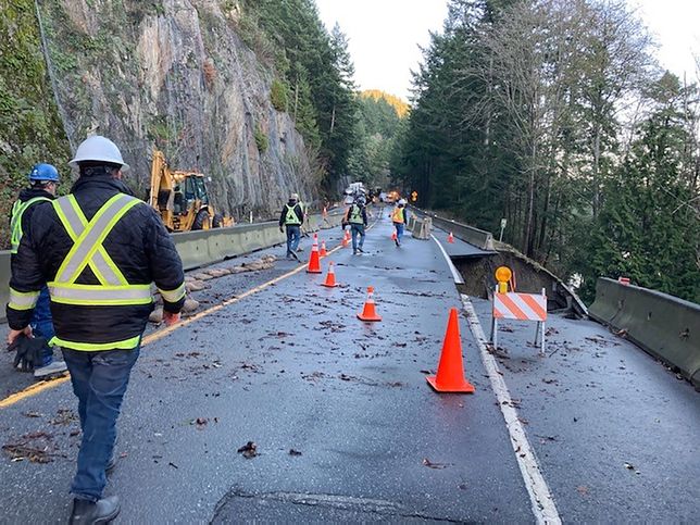 Flooding in British Columbia, Canadaepa09587742 A handout photo made available by the Ministry of Transportation and Infrastructure showing repair operations on the Malahat Highway on Vancouver Island following flooding caused by days of rain near Victoria, British Columbia, Canada, 16 November 2021 (issued 17 November 2021). One person in reported dead and flooding has caused damage to roads and bridges in western Canada near Vancouver.  EPA/MINISTRY OF TRANSPORTATION AND INFRASTRUCTURE  / HANDOUT  HANDOUT EDITORIAL USE ONLY/NO SALES Dostawca: PAP/EPA.MINISTRY OF TRANSPORTATION AND INFRASTRUCTURE  / HANDOUT