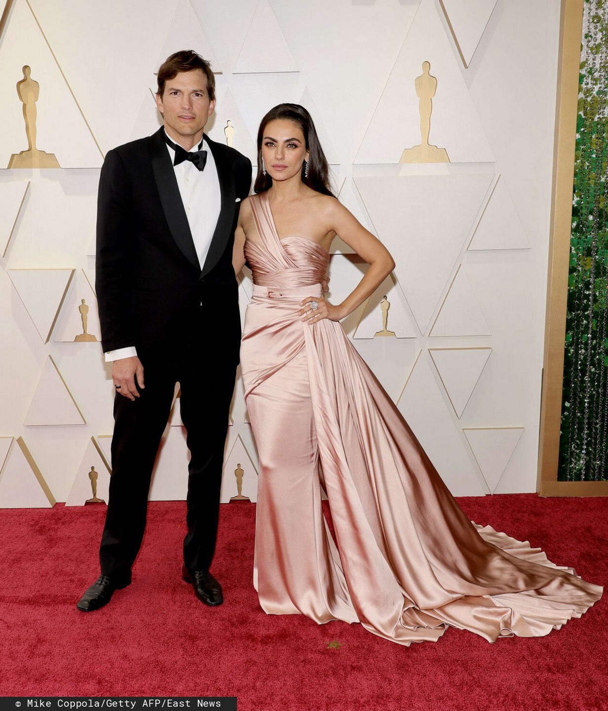Ashton Kutcher i Mila Kunis (kreacja: Zuhair Murad) – Oscary 2022