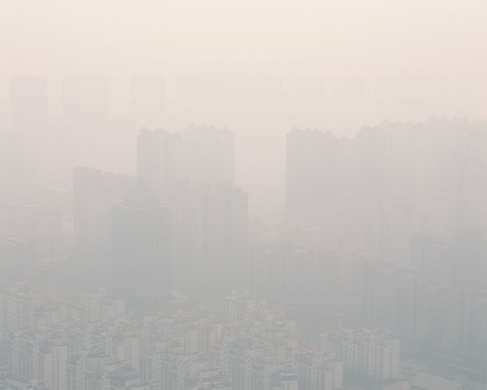 Pierwsze miejsce w kategorii otwartej przypadło fotografowi z Niemiec. Benedikt Partenheimer zadaje pytanie po co nam dobrobyt i bogactwo, gdy żyjemy w miastach, w których nie ma czym oddychać. Na zdjęciu miasto Shanghai w Chinach za zasłoną ze smogu.